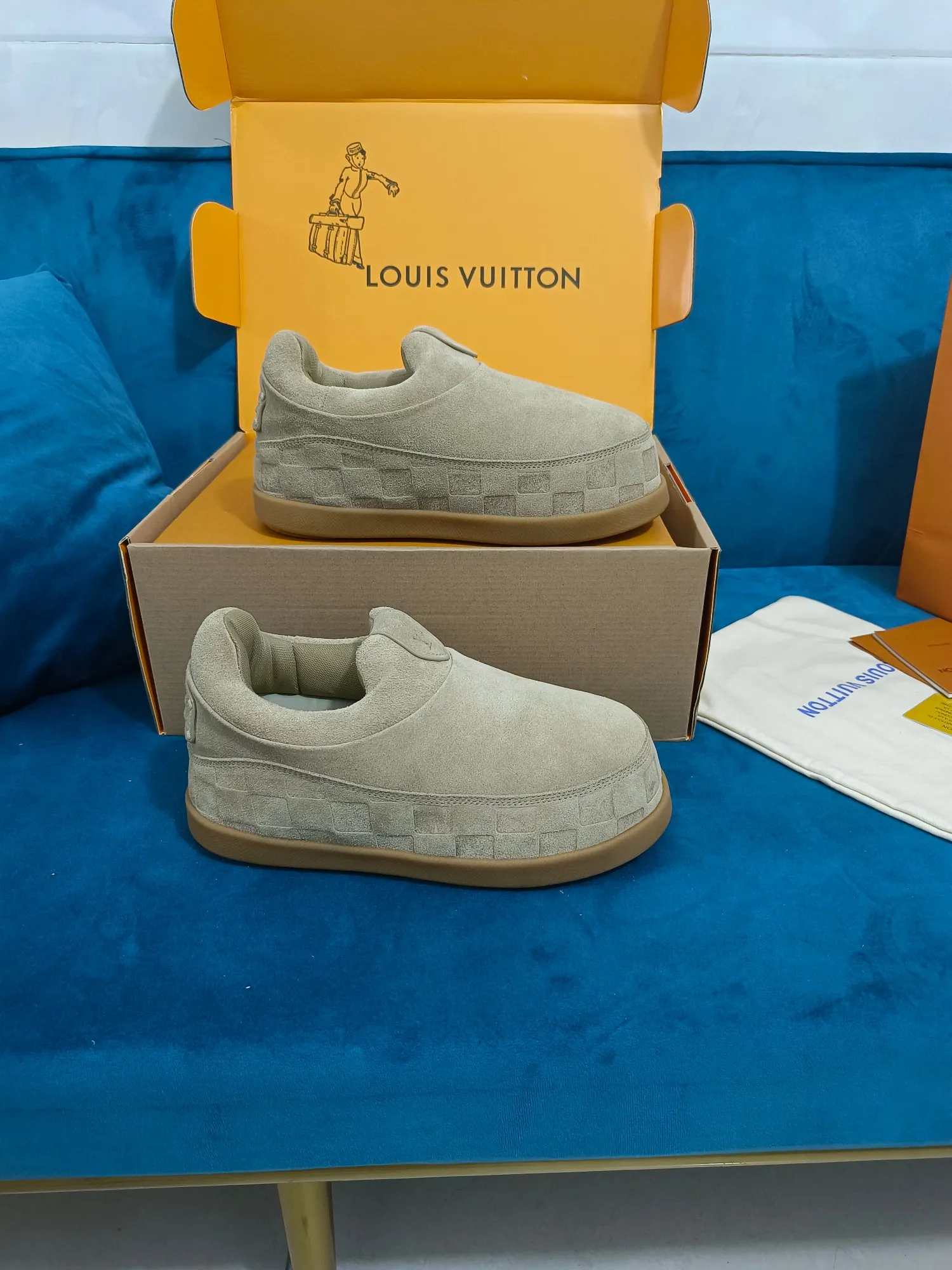 👟👟Ex-factory price 640👟👟 LV YETI slip-on shoes, based on suede cow leather, partially embossed with Nigo's reinterpretation of LV Damier pattern, cleverly echoing the Chinese tradition of taking off shoes when entering the house, and the "small feet" aesthetic is integrated into Chinese street genes. The palm-printed rubber outsole hides the LV letters and Monogram flowers. The exquisite craftsmanship made in Italy shows the brand's heritage in a comfortable slip-on style. The reservation mode adds a unique style, it is traditional and trendy, and it is suitable for couples aged 35-45.